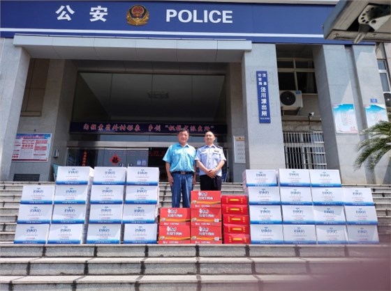 圖為公司安全環(huán)境保護處處長董萌蓓為子弟兵及公安民警送去慰問品，并致以節(jié)日的問候和祝福