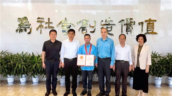 省、市總工會(huì)為皖南電機(jī)“全國(guó)五一勞動(dòng)獎(jiǎng)?wù)?rdquo;獲得者授牌頒獎(jiǎng)